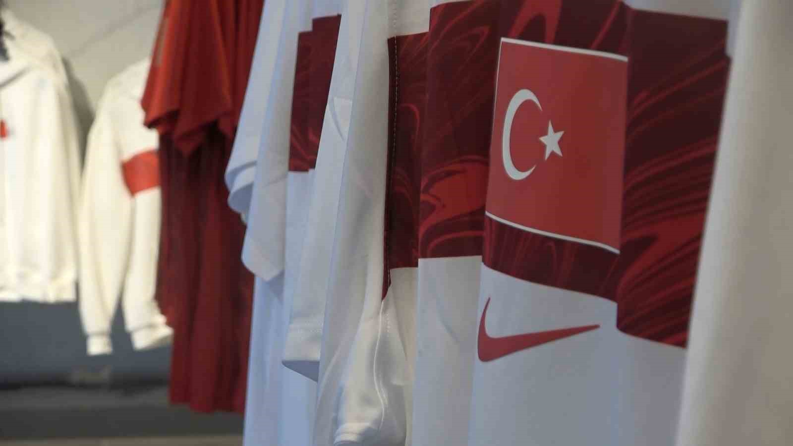Ay yıldızlı formalar Bursastore’da satışa çıktı