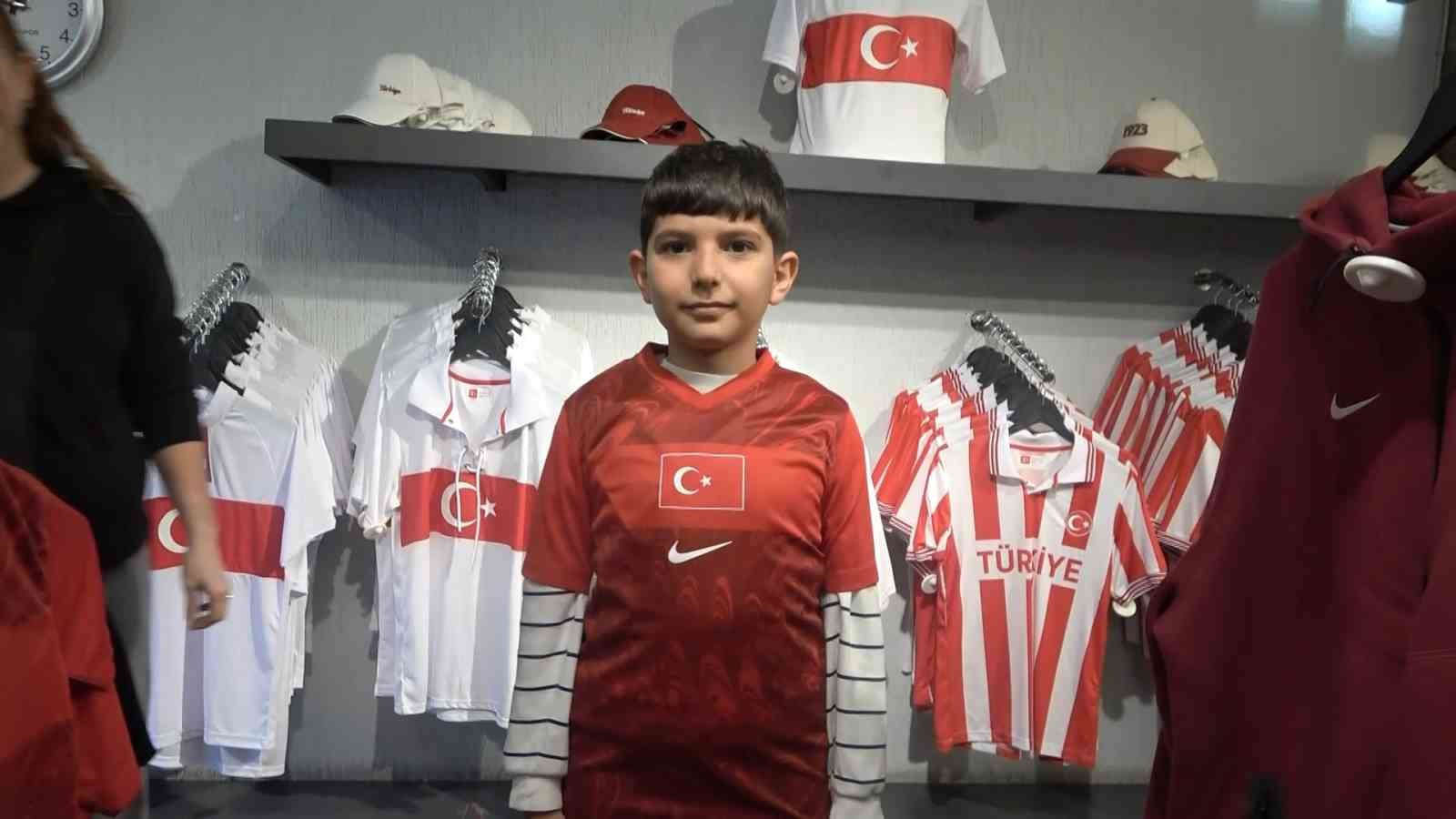 Ay yıldızlı formalar Bursastore’da satışa çıktı