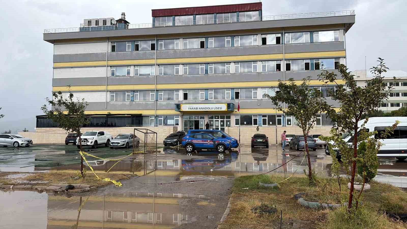 Yeğeni tarafından öğretmenin öldürüldüğü saldırıda, silah seslerini duyup okula koşanlar yaşananları anlattı