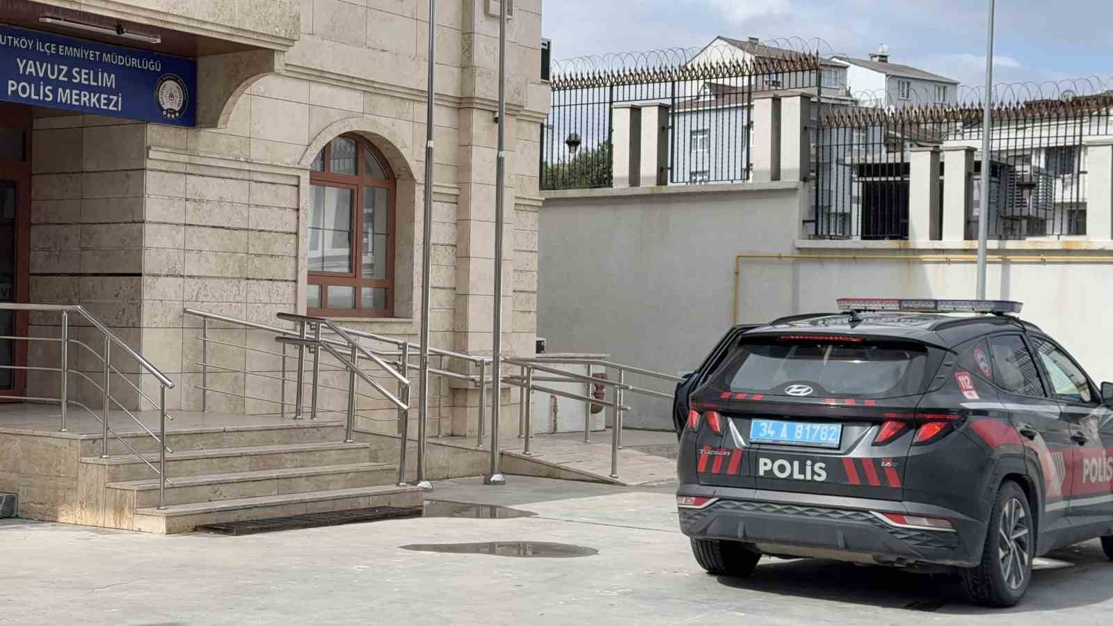 Annesiyle tartıştı, öfkesini İETT durağından çıkardı: Kaldırım taşıyla camını kırdı