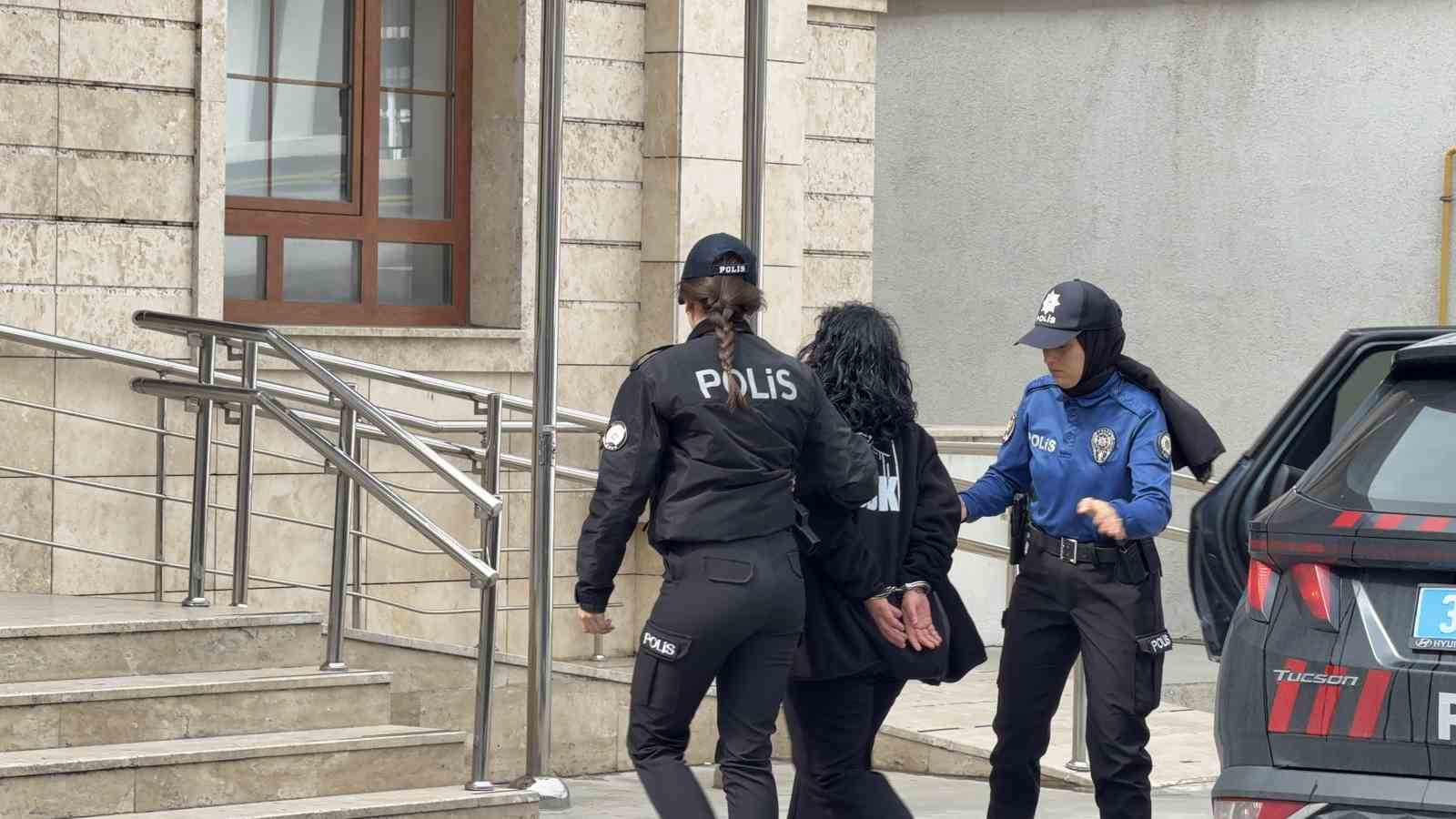Annesiyle tartıştı, öfkesini İETT durağından çıkardı: Kaldırım taşıyla camını kırdı