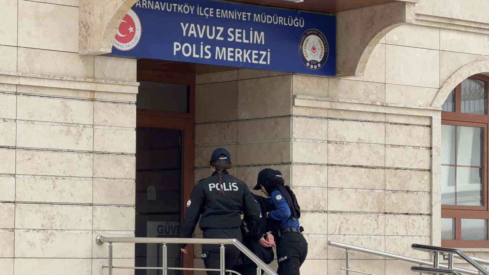 Annesiyle tartıştı, öfkesini İETT durağından çıkardı: Kaldırım taşıyla camını kırdı