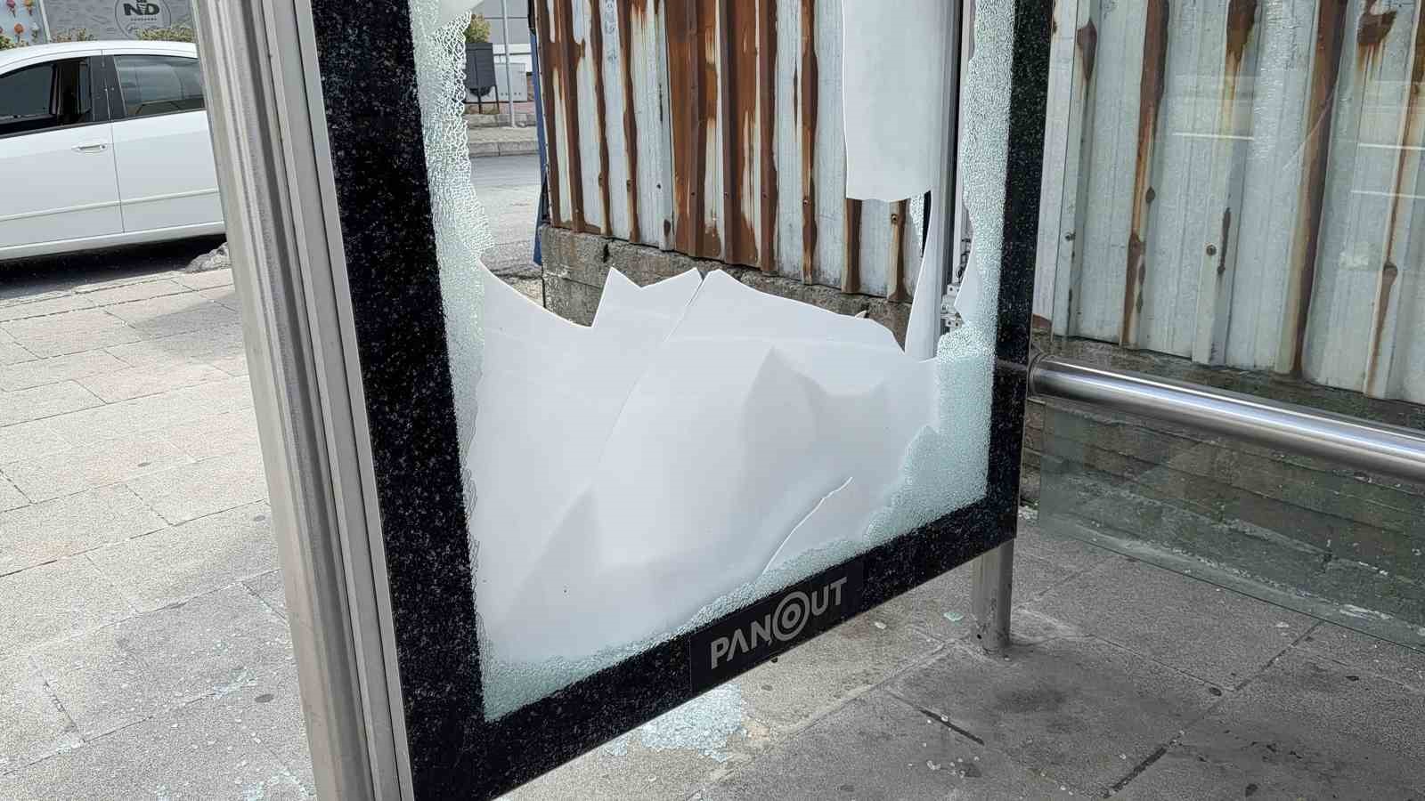 Annesiyle tartıştı, öfkesini İETT durağından çıkardı: Kaldırım taşıyla camını kırdı