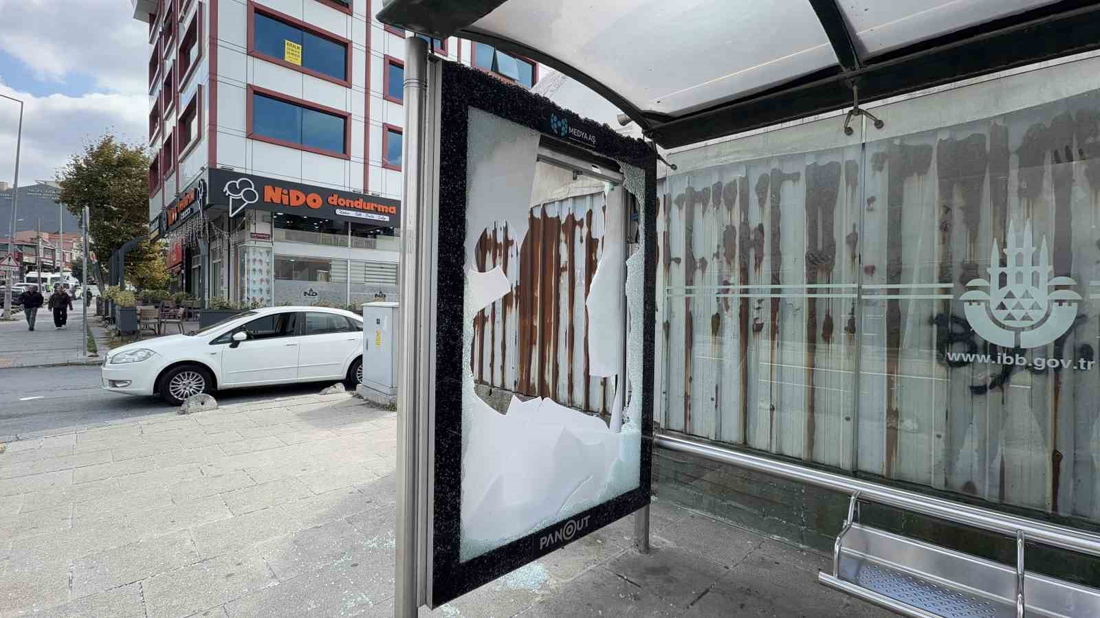 Annesiyle tartıştı, öfkesini İETT durağından çıkardı: Kaldırım taşıyla camını kırdı