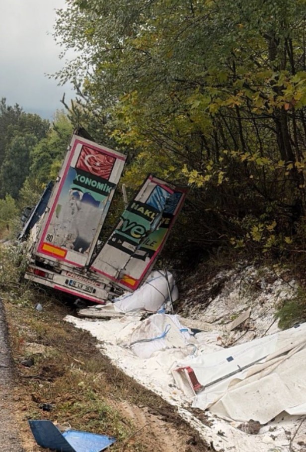 İnegöl’de şeker yüklü tır yağmur suyu kanalına uçtu