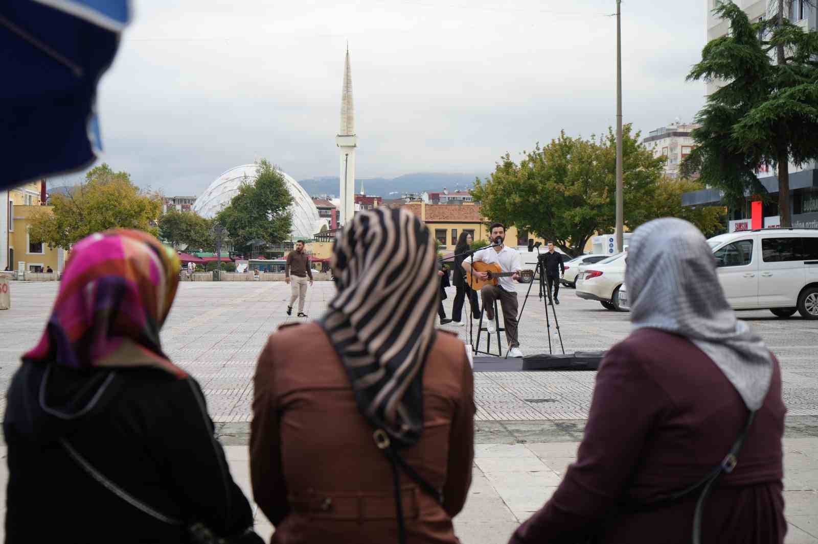 Sokak sanatçısı meydana renk katıyor