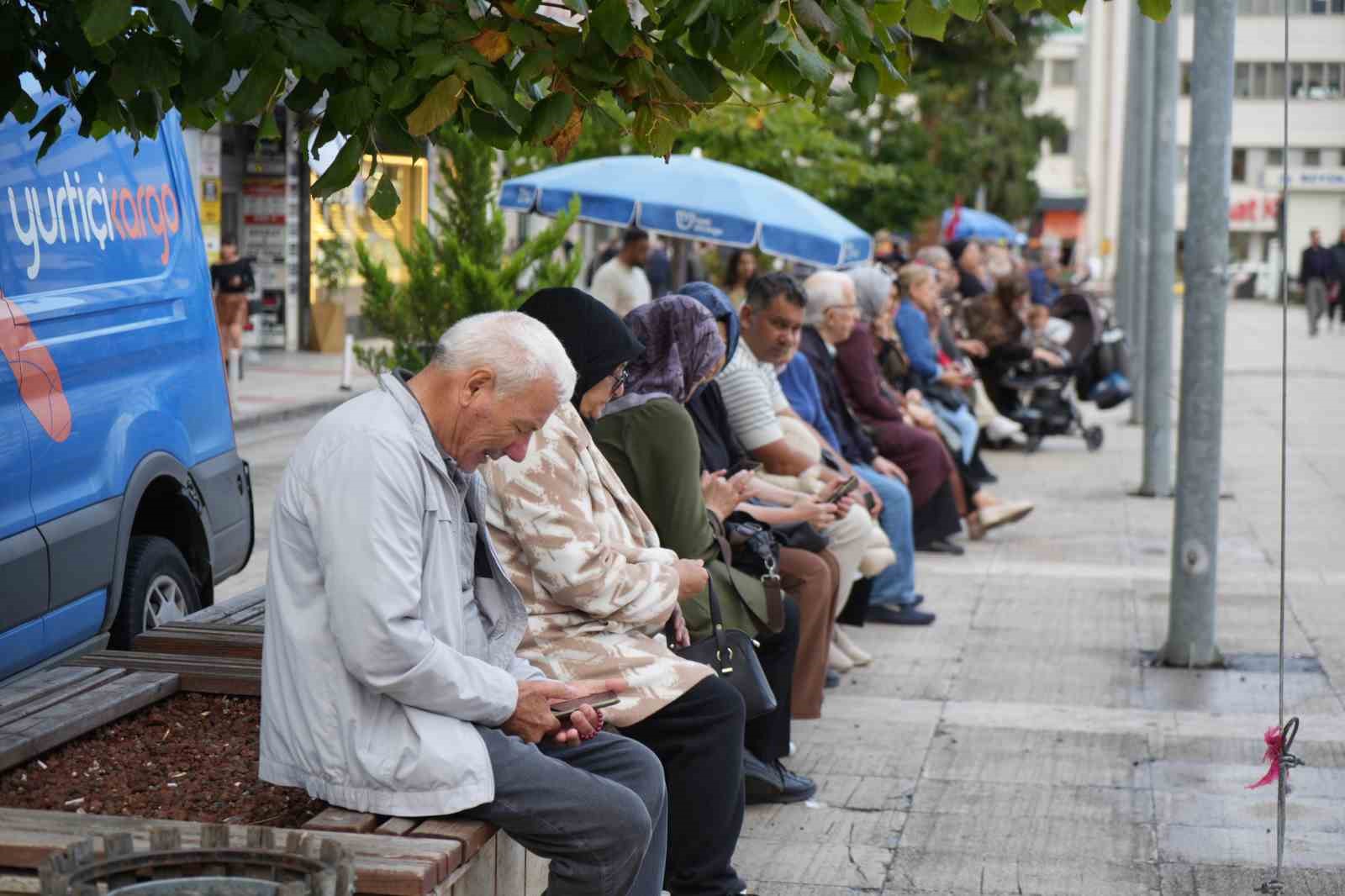 Sokak sanatçısı meydana renk katıyor