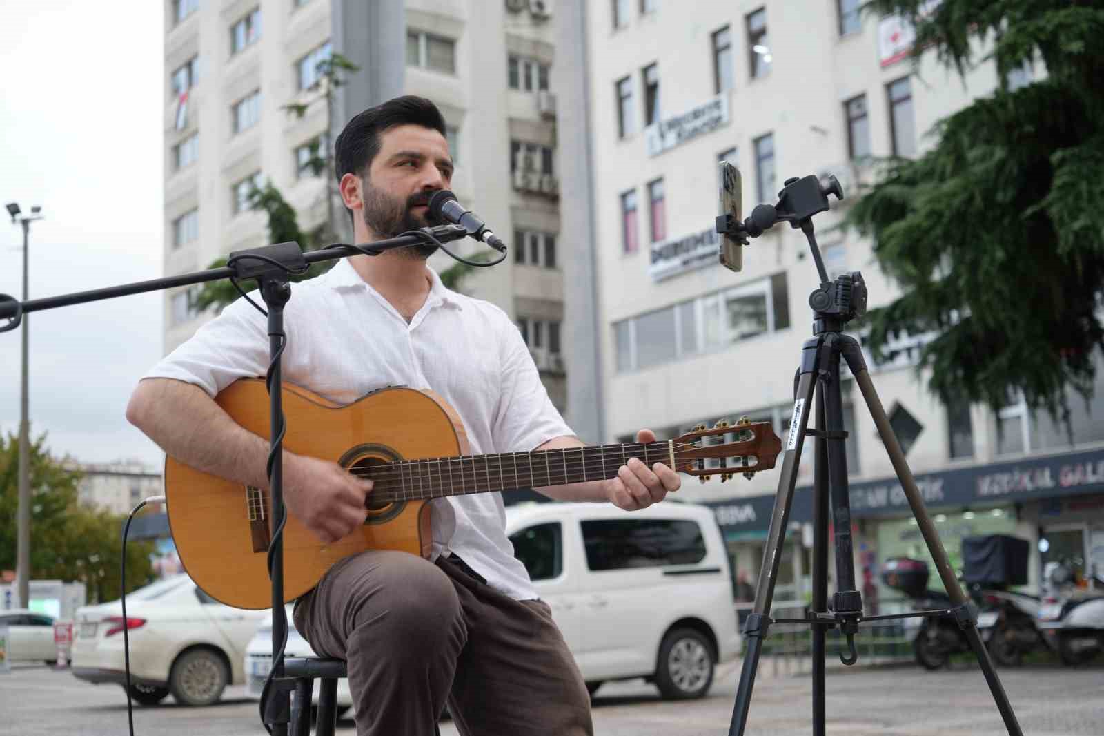 Sokak sanatçısı meydana renk katıyor