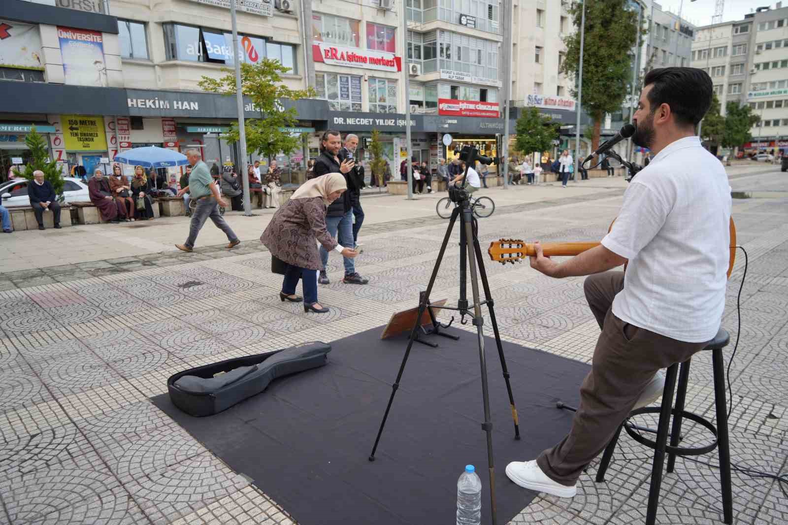 Sokak sanatçısı meydana renk katıyor