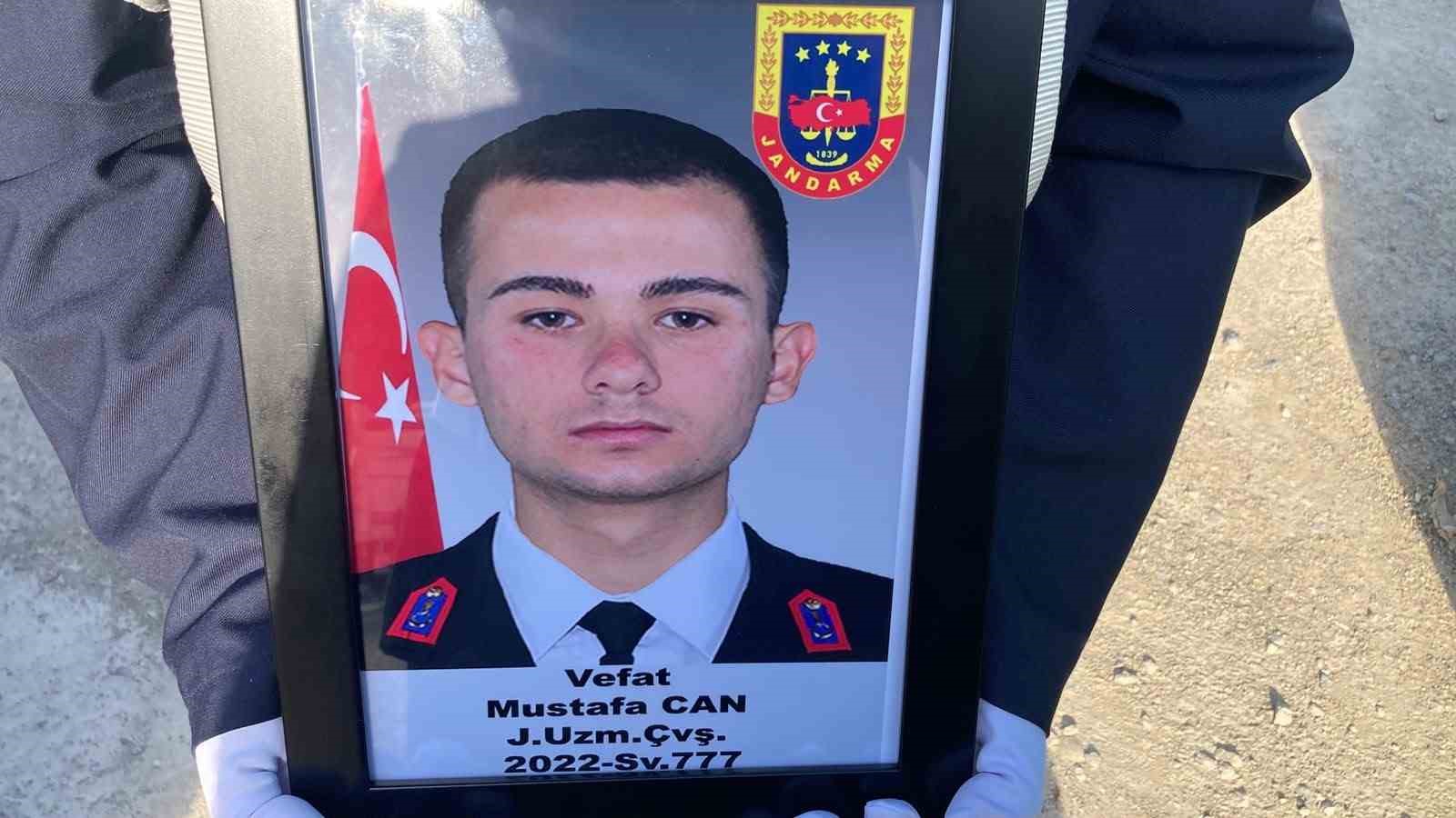 Hastalığa yenik düşen 24 yaşındaki uzman çavuş törenle son yolculuğuna uğurlandı