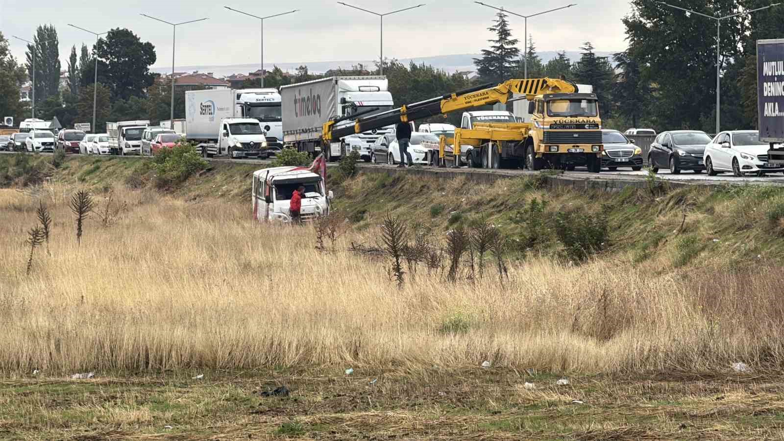 Kazaya karışan minibüs tarlaya uçtu, 1 kişi yaralandı