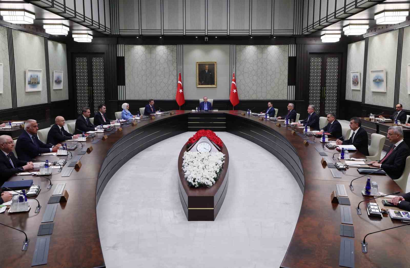 Kabine Toplantısı, Cumhurbaşkanı Recep Tayyip Erdoğan’ın başkanlığında Beştepe’de başladı.