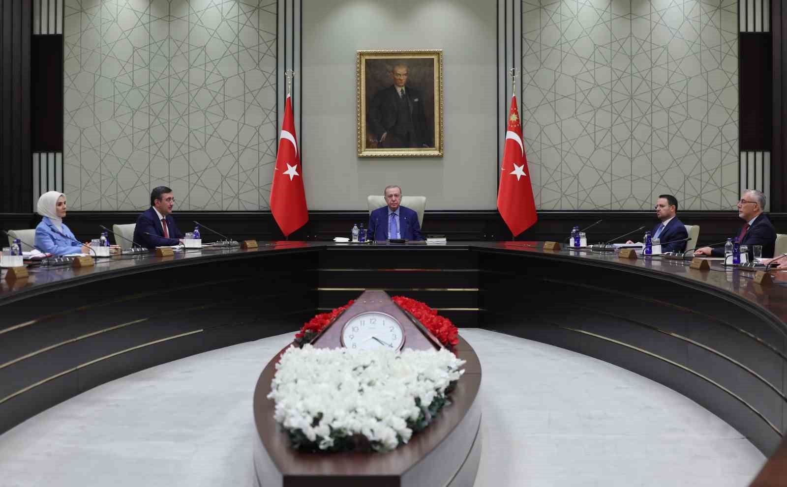 Kabine Toplantısı, Cumhurbaşkanı Recep Tayyip Erdoğan’ın başkanlığında Beştepe’de başladı.