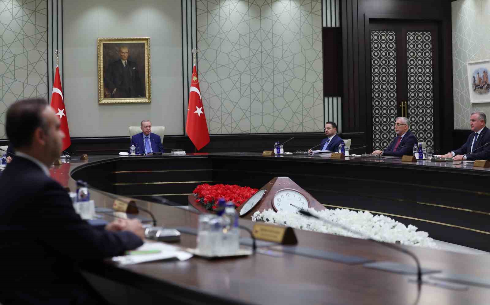 Kabine Toplantısı, Cumhurbaşkanı Recep Tayyip Erdoğan’ın başkanlığında Beştepe’de başladı.