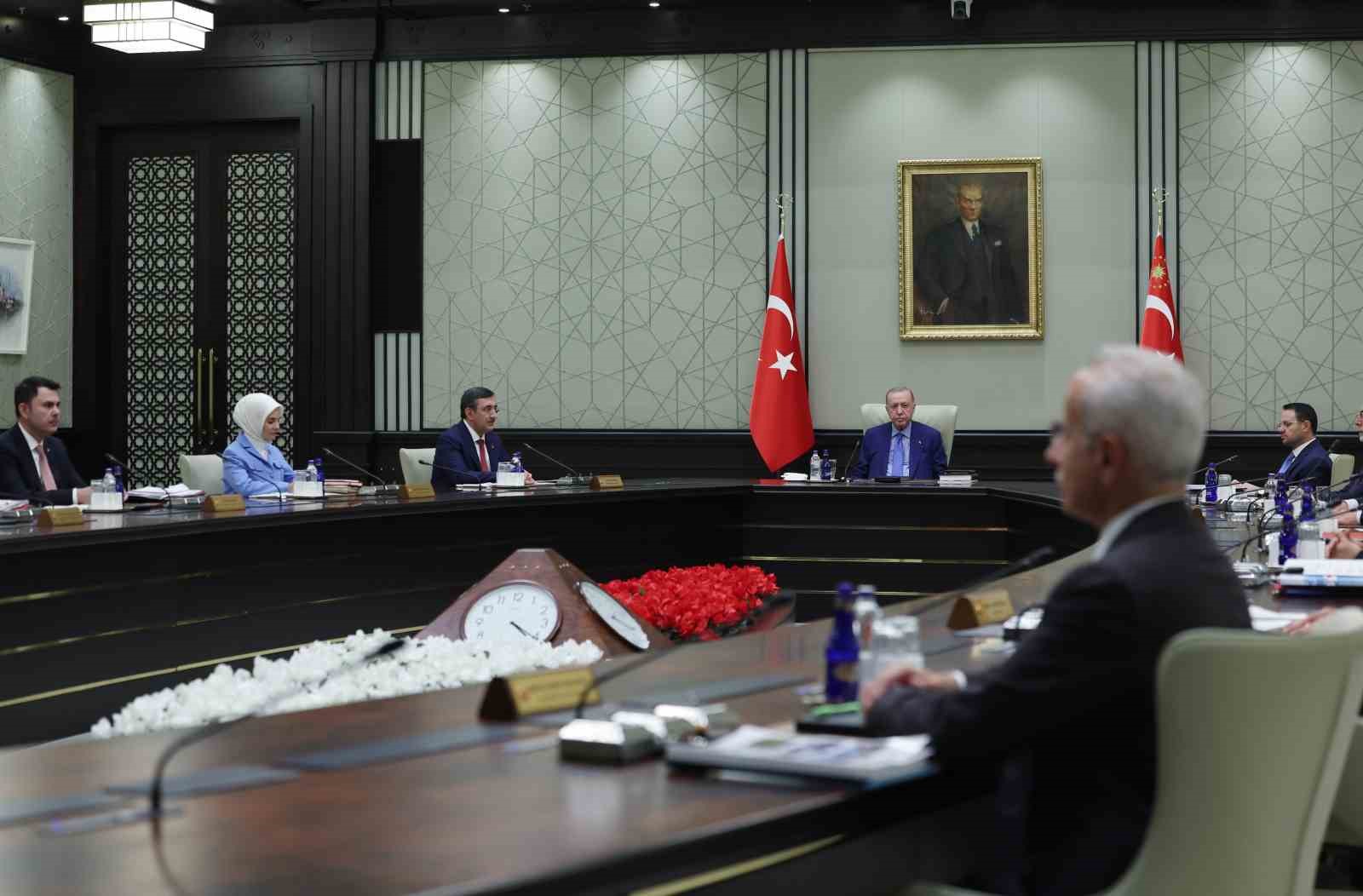 Kabine Toplantısı, Cumhurbaşkanı Recep Tayyip Erdoğan’ın başkanlığında Beştepe’de başladı.