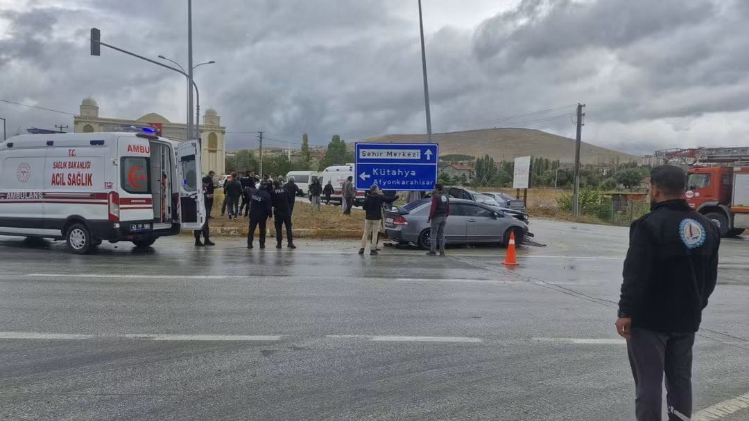Kütahya’da iki otomobil çarpıştı: 2 ölü, 8 yaralı