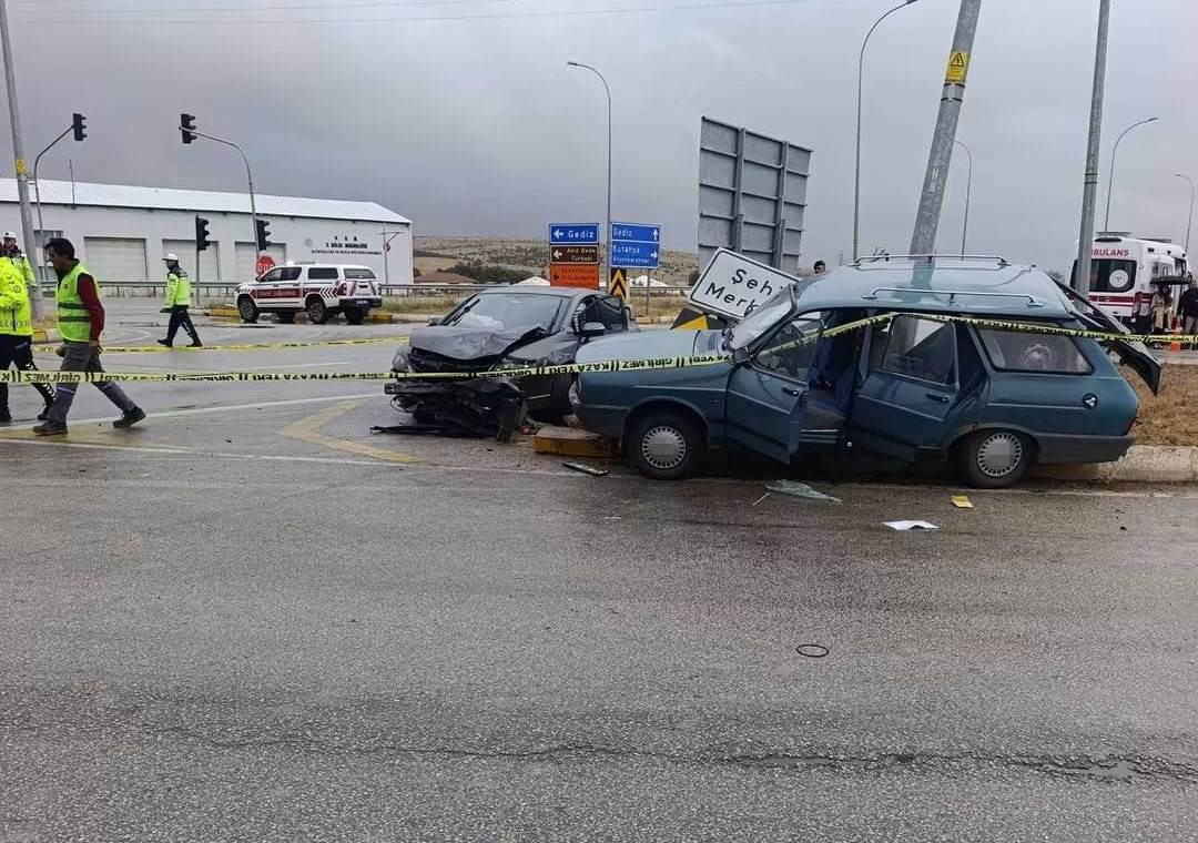 Kütahya’da iki otomobil çarpıştı: 2 ölü, 8 yaralı