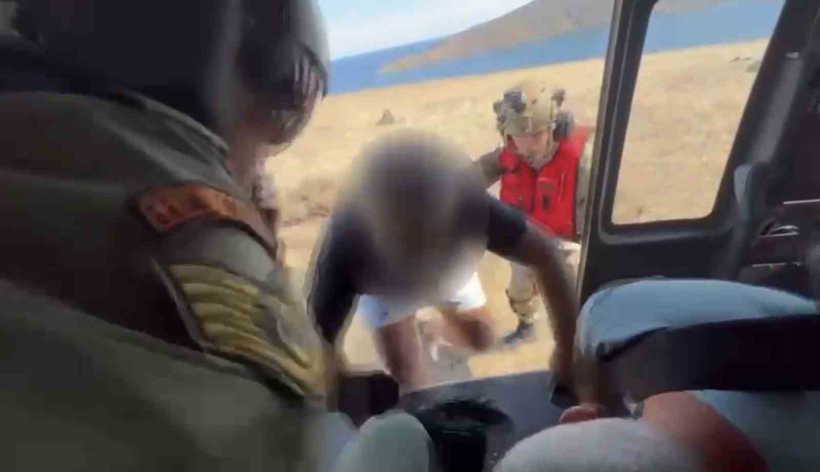 Koyun Adası’nda mahsur kalan 2 kişi Sahil Güvenlik helikopteriyle kurtarıldı