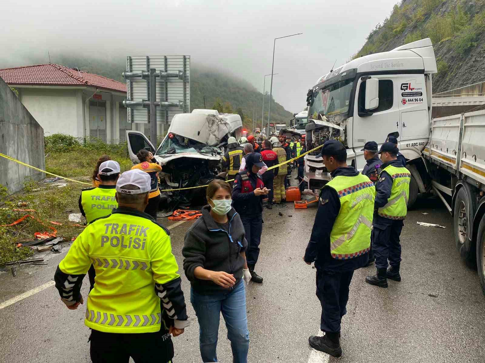 Bartın-Karabük yolunda tır ile minibüs çarpıştı: 1 ölü, 11 yaralı