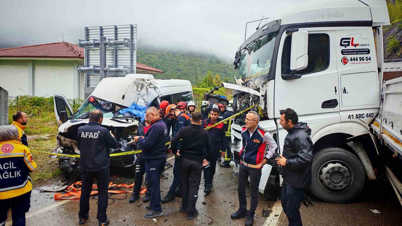 Bartın-Karabük yolunda tır ile minibüs çarpıştı: 1 ölü, 11 yaralı