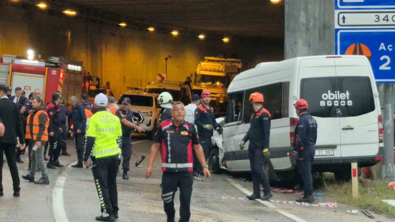 Bartın-Karabük yolunda tır ile minibüs çarpıştı: 1 ölü, 11 yaralı