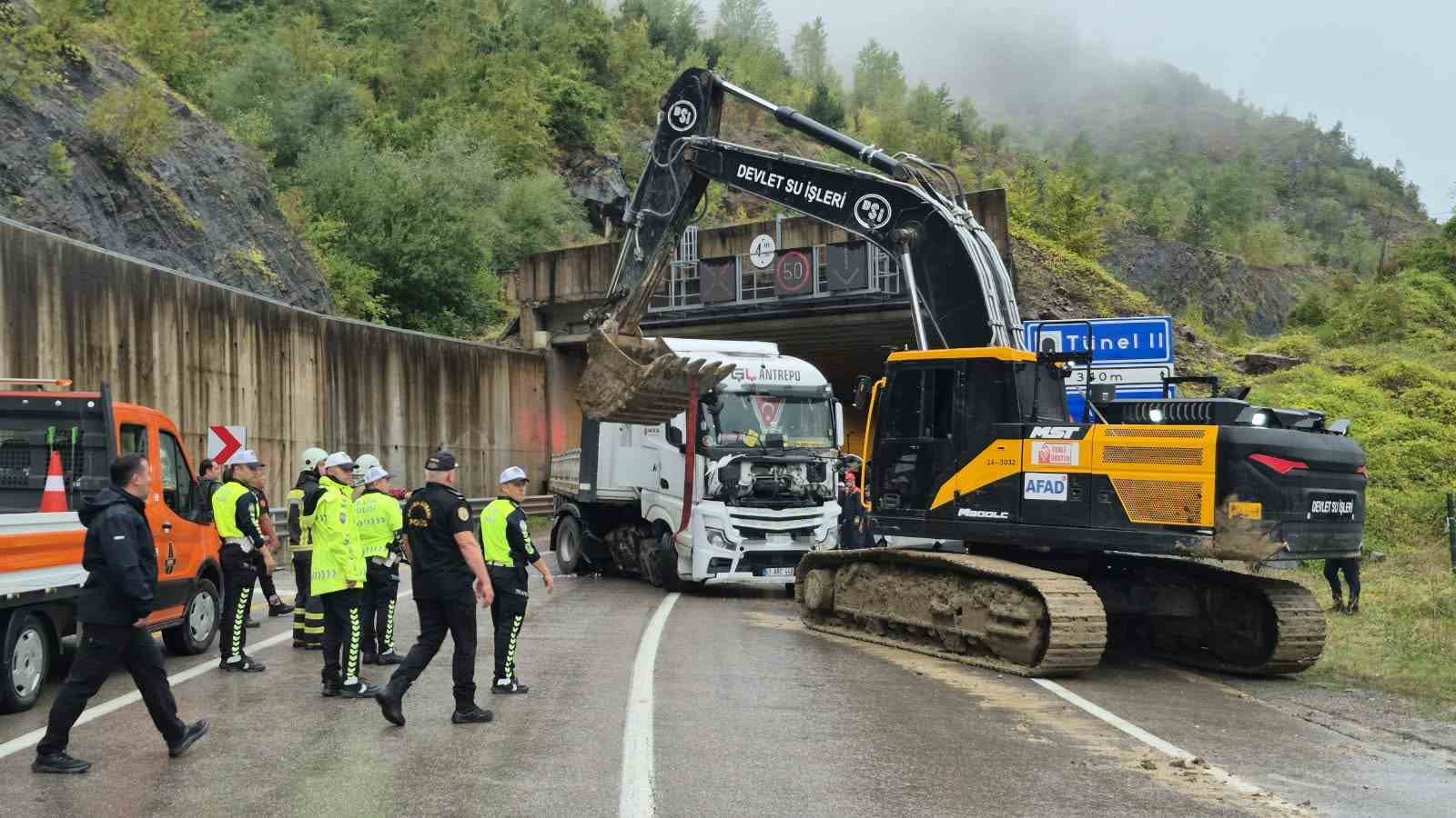 Bartın-Karabük yolunda tır ile minibüs çarpıştı: 1 ölü, 11 yaralı