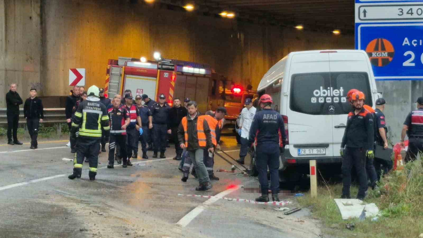 Bartın-Karabük yolunda tır ile minibüs çarpıştı: 1 ölü, 11 yaralı