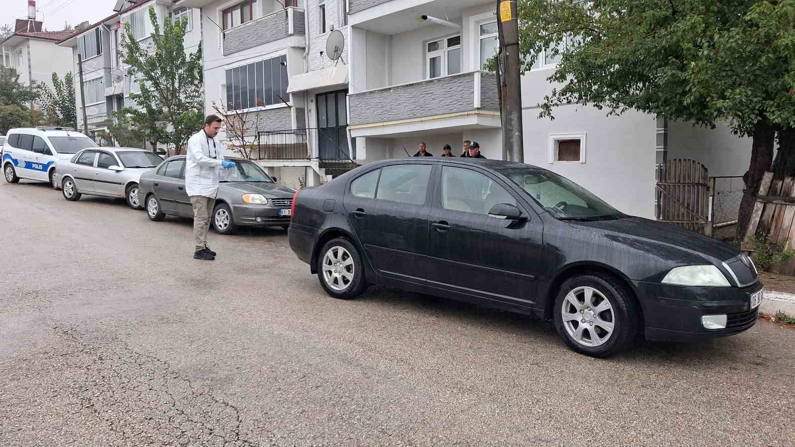 Otomobilinden indikten sonra yere düşen şahıs hayatını kaybetti