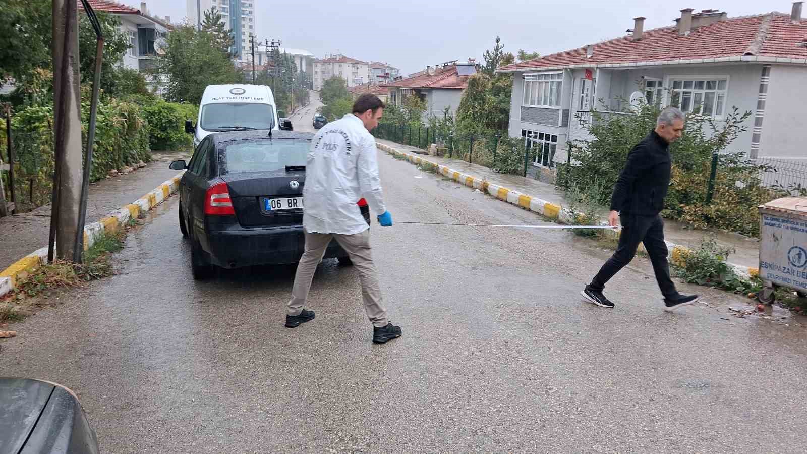 Otomobilinden indikten sonra yere düşen şahıs hayatını kaybetti