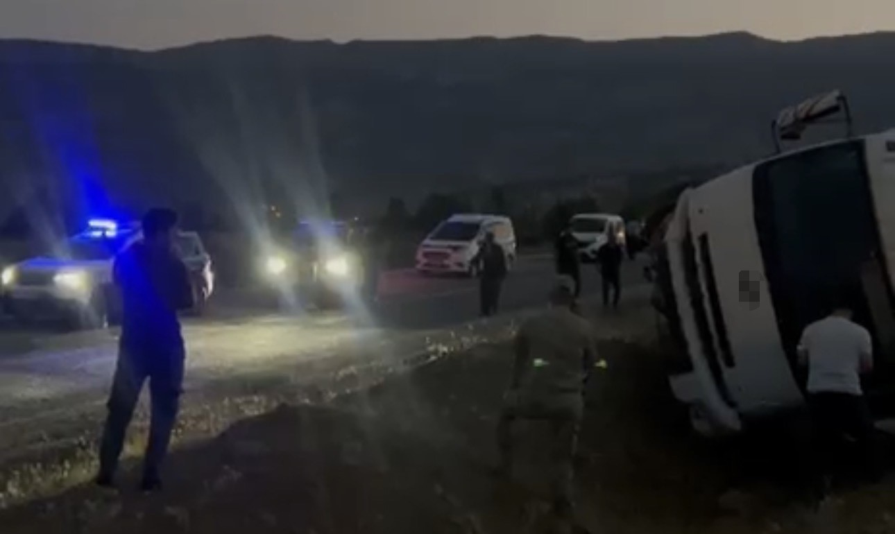 Hakkari’de freni boşalan kamyonet devrildi: 1 yaralı