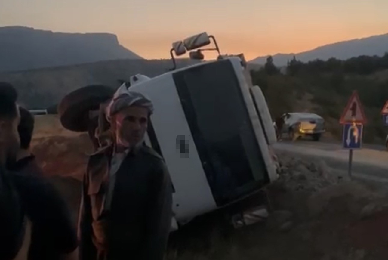 Hakkari’de freni boşalan kamyonet devrildi: 1 yaralı