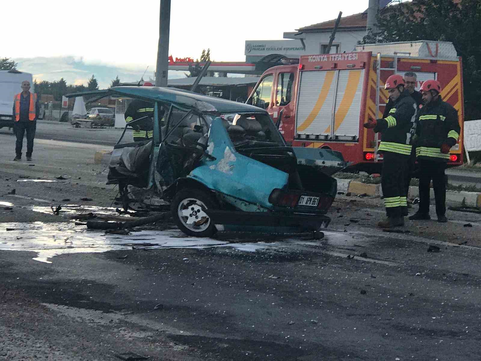 Hafif ticari aracın çarptığı Fiat Tofaş otomobil ikiye bölündü: 2 yaralı