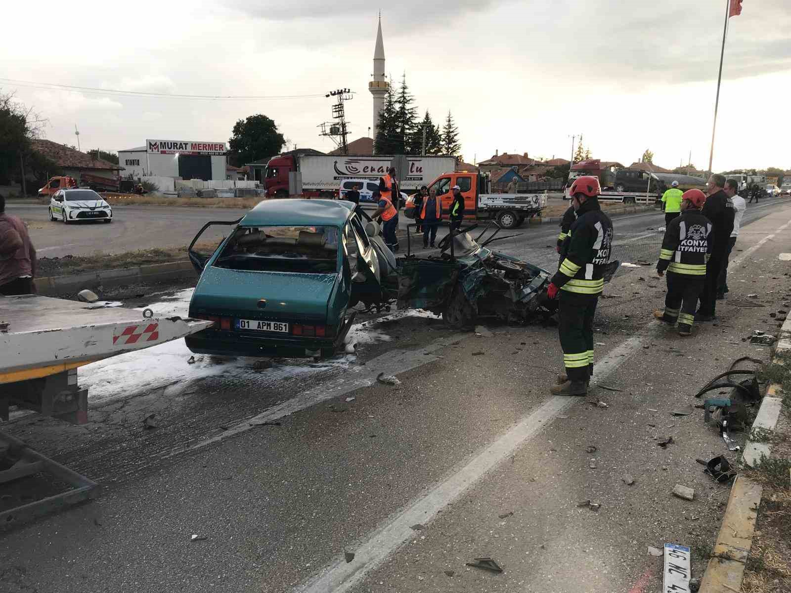 Hafif ticari aracın çarptığı Fiat Tofaş otomobil ikiye bölündü: 2 yaralı