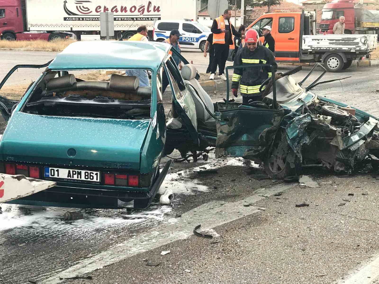 Hafif ticari aracın çarptığı Fiat Tofaş otomobil ikiye bölündü: 2 yaralı