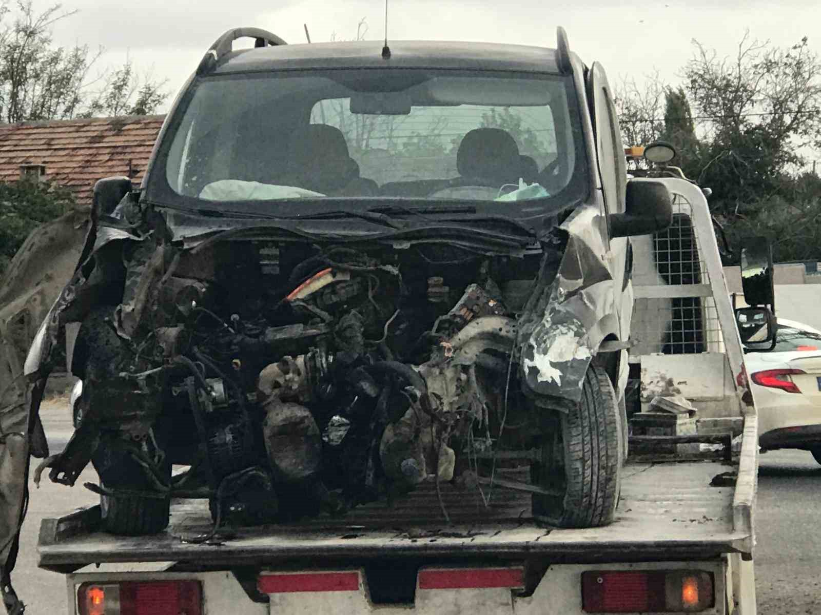 Hafif ticari aracın çarptığı Fiat Tofaş otomobil ikiye bölündü: 2 yaralı