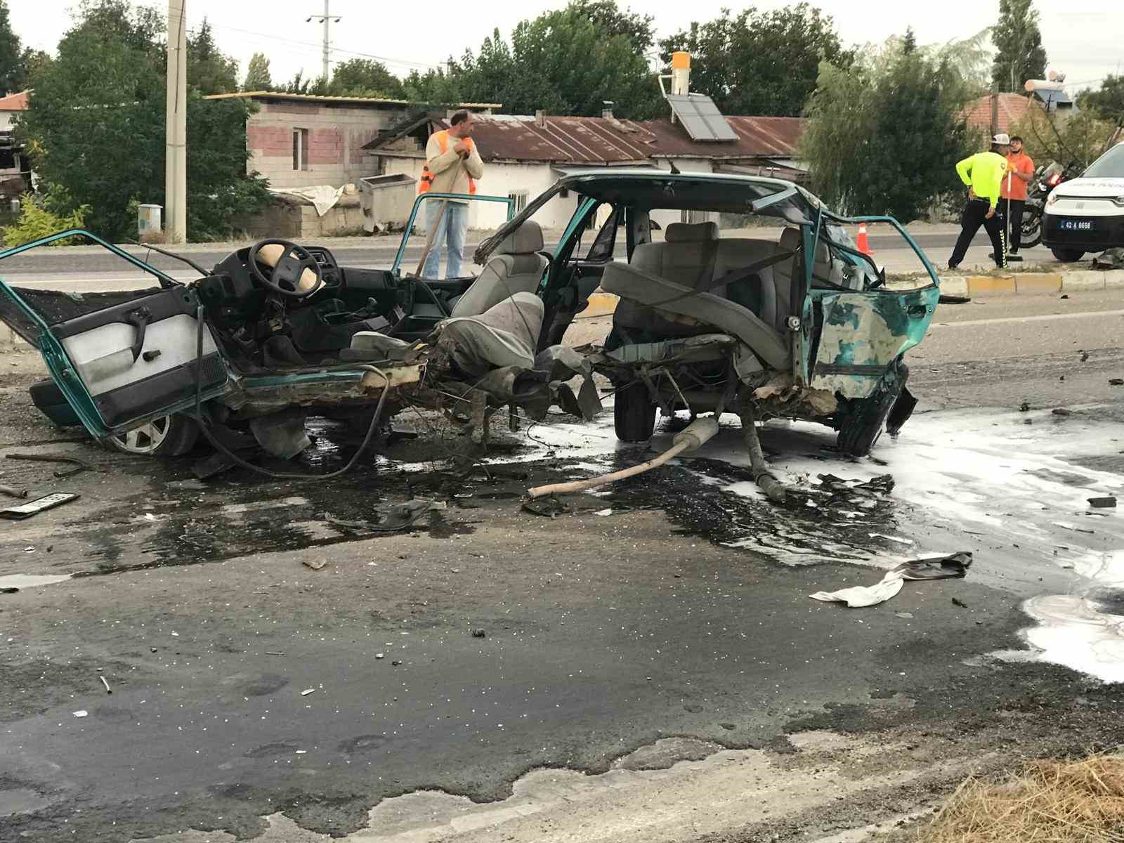 Hafif ticari aracın çarptığı Fiat Tofaş otomobil ikiye bölündü: 2 yaralı