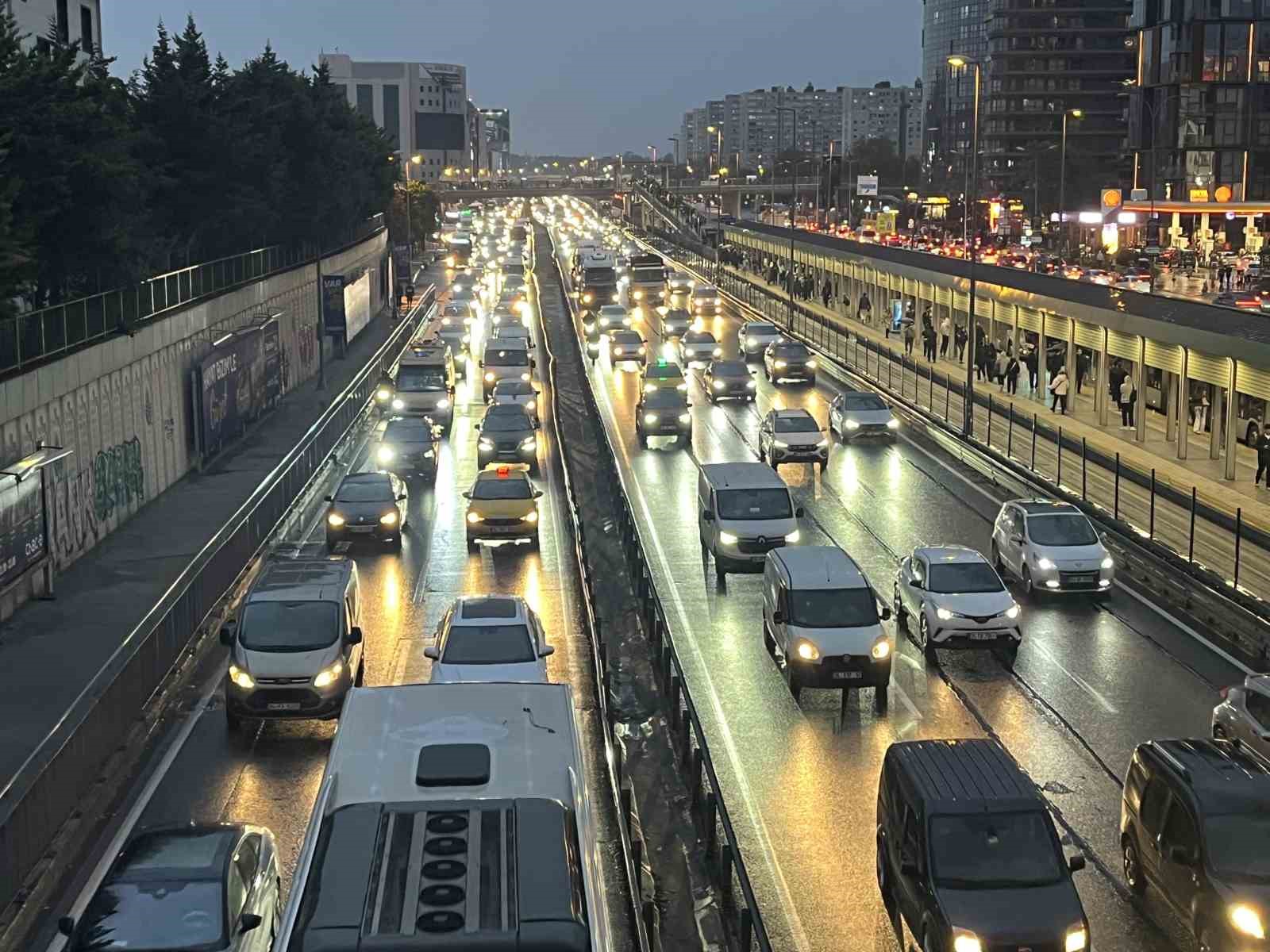 İstanbul’da trafik yoğunluğu yüzde 76’ya ulaştı