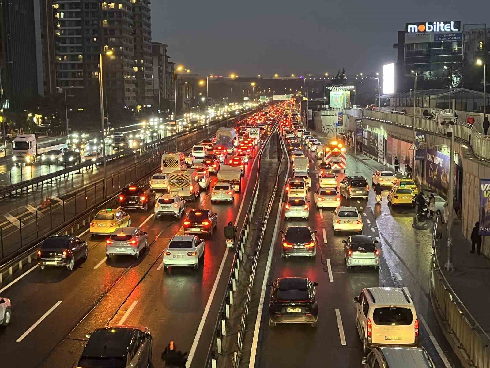 İstanbul’da trafik yoğunluğu yüzde 76’ya ulaştı