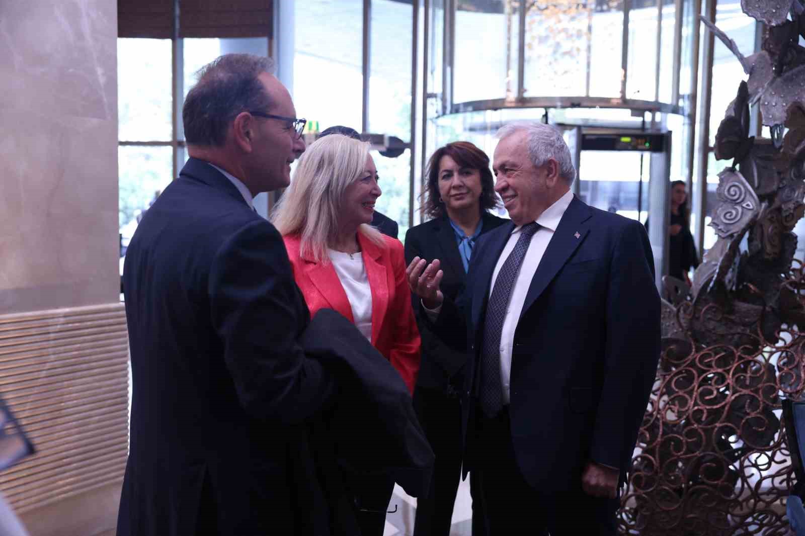 Nilüfer Belediye Başkanı Şadi Özdemir, Türkiye ve İtalya milli takımlarını karşıladı