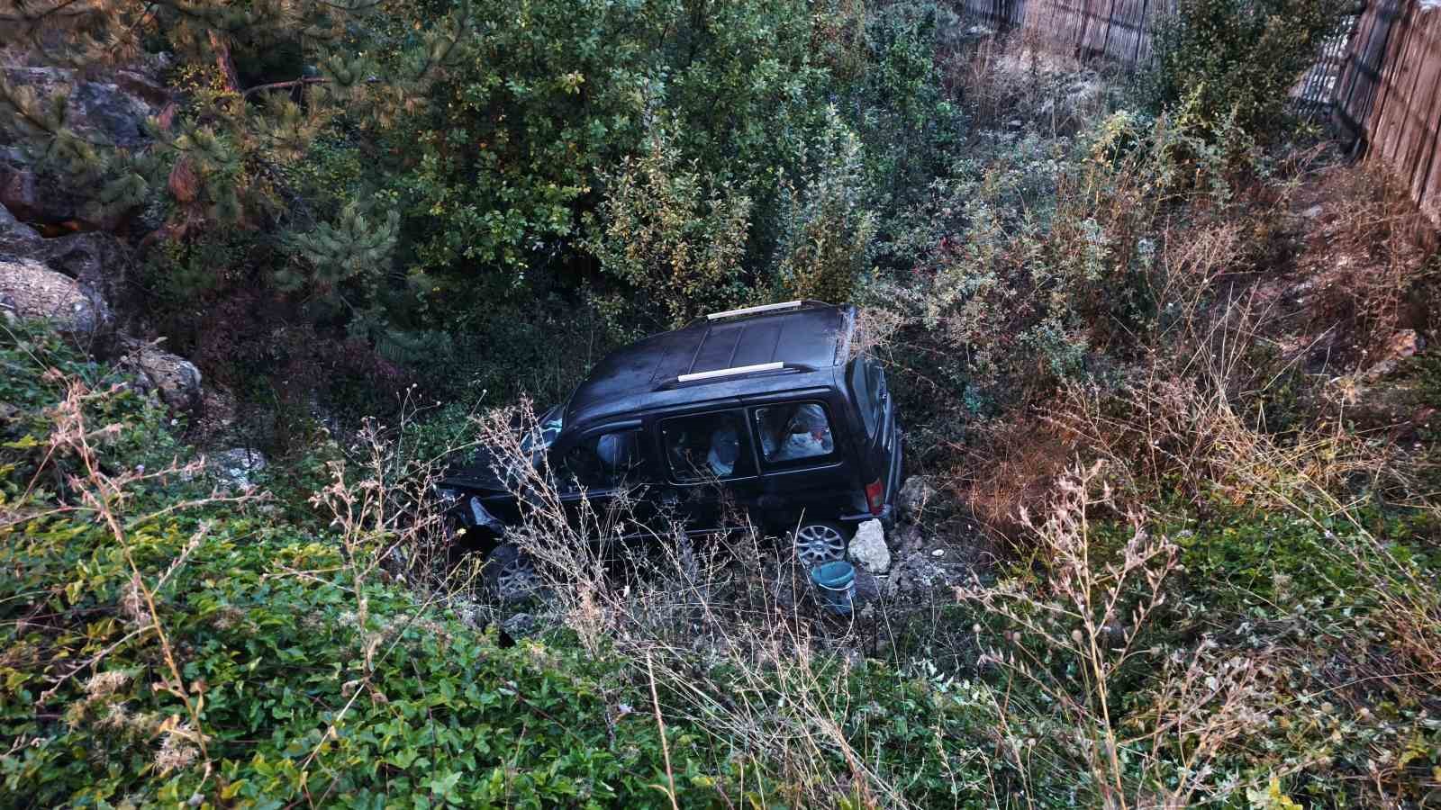 Yağış nedeniyle kontrolden çıkan hafif ticari araç şarampole uçtu: 1 yaralı