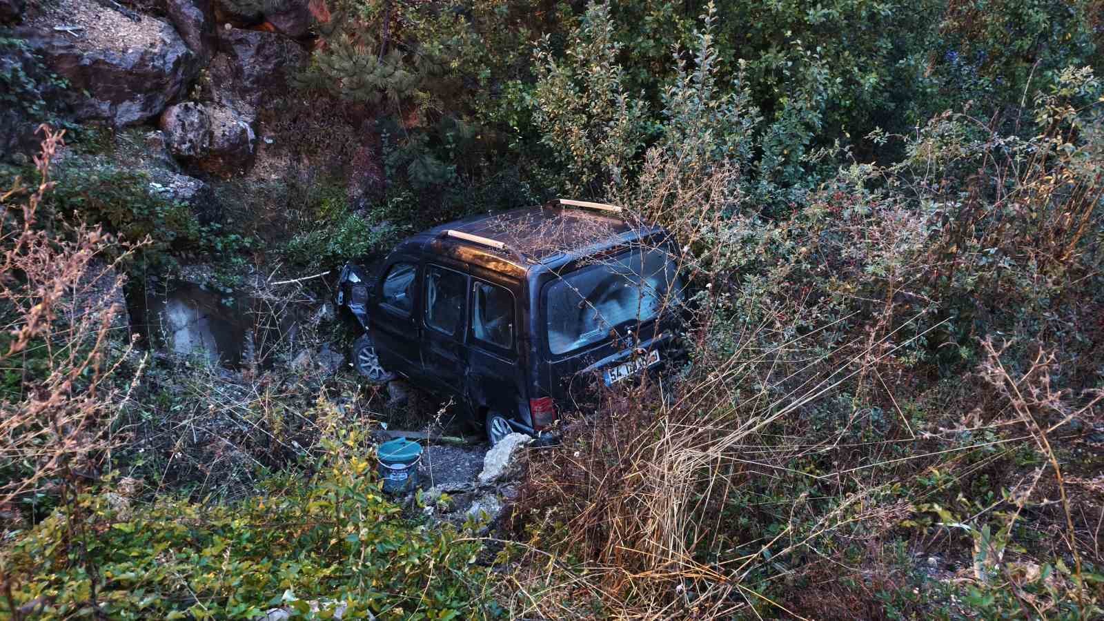 Yağış nedeniyle kontrolden çıkan hafif ticari araç şarampole uçtu: 1 yaralı