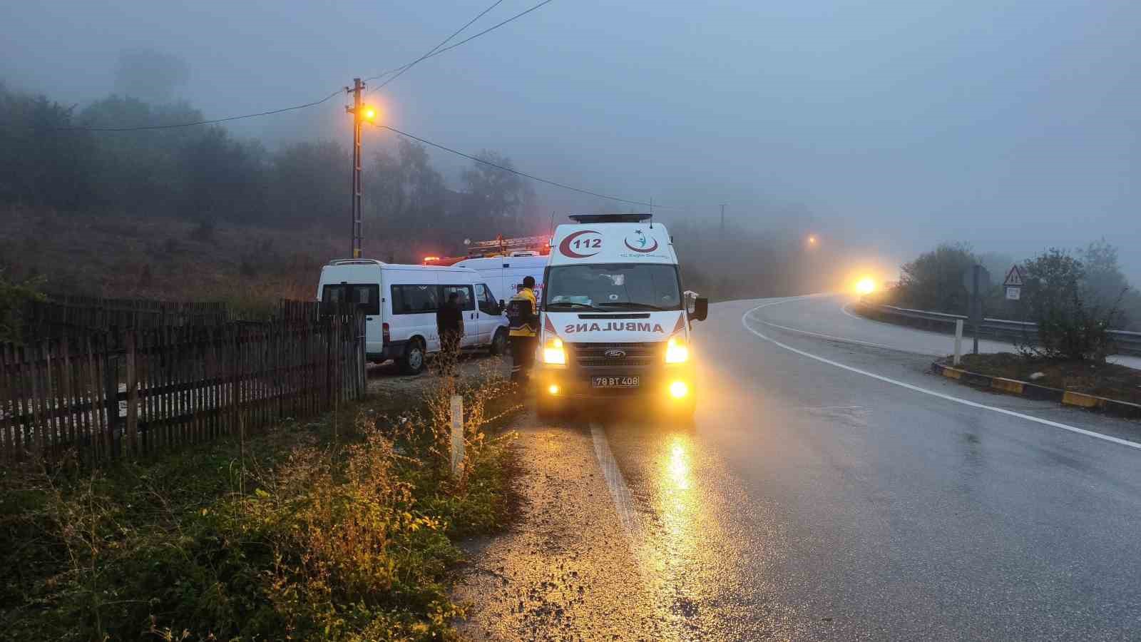 Yağış nedeniyle kontrolden çıkan hafif ticari araç şarampole uçtu: 1 yaralı