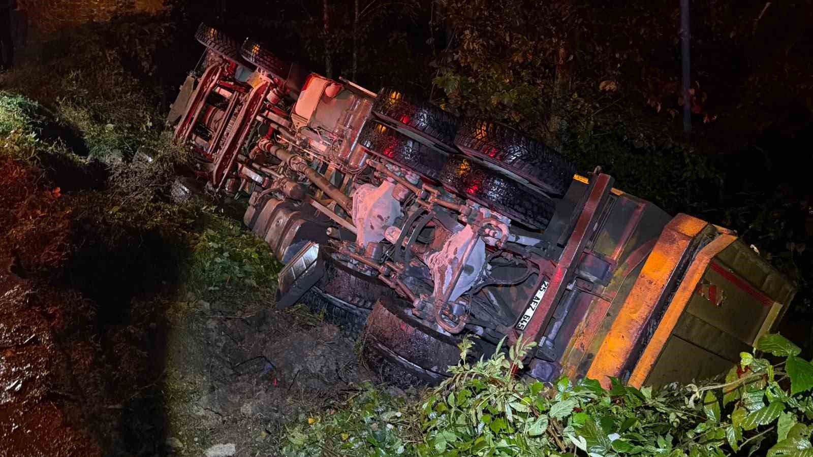 Artvin’de kamyon dere yatağına devrildi: 1 yaralı