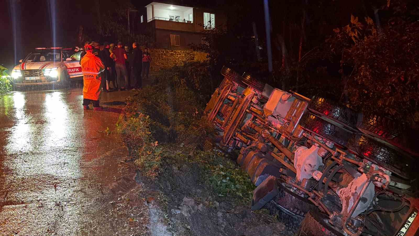 Artvin’de kamyon dere yatağına devrildi: 1 yaralı