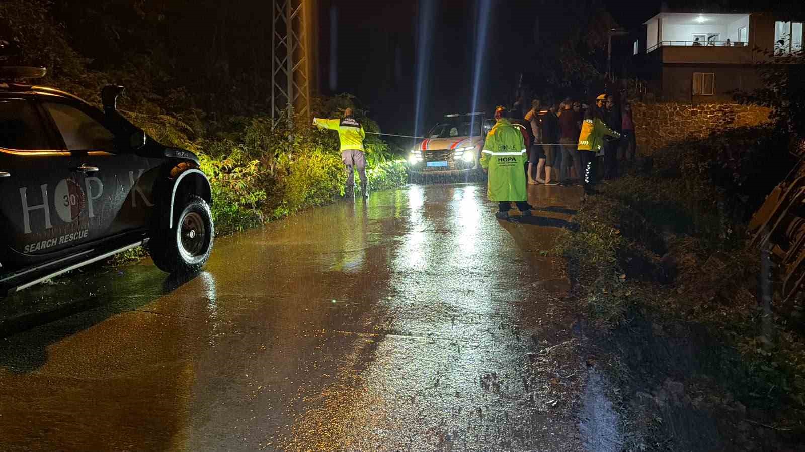 Artvin’de kamyon dere yatağına devrildi: 1 yaralı