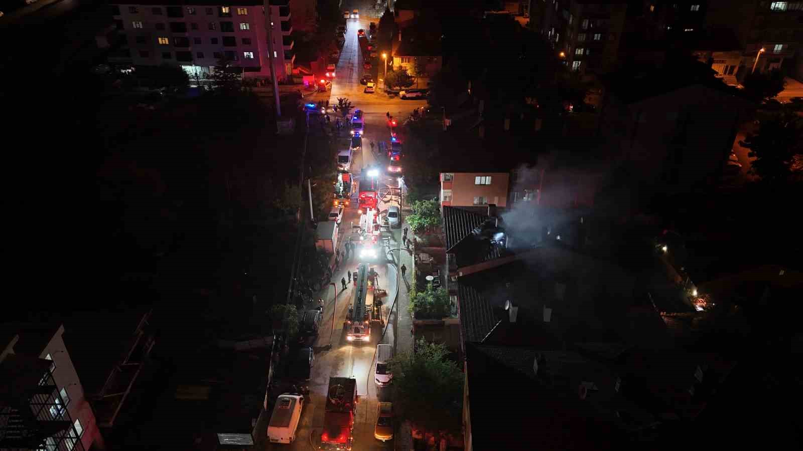 Bolu’da 3 katlı evin çatısı alev alev yandı: Mahalleli sokağa döküldü