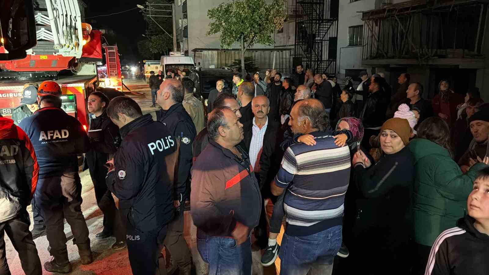 Bolu’da 3 katlı evin çatısı alev alev yandı: Mahalleli sokağa döküldü