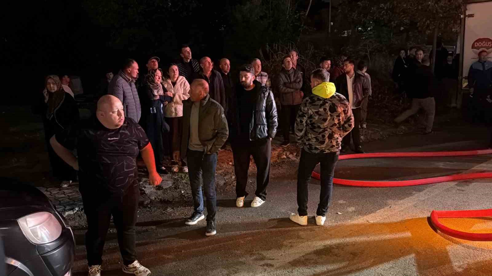 Bolu’da 3 katlı evin çatısı alev alev yandı: Mahalleli sokağa döküldü