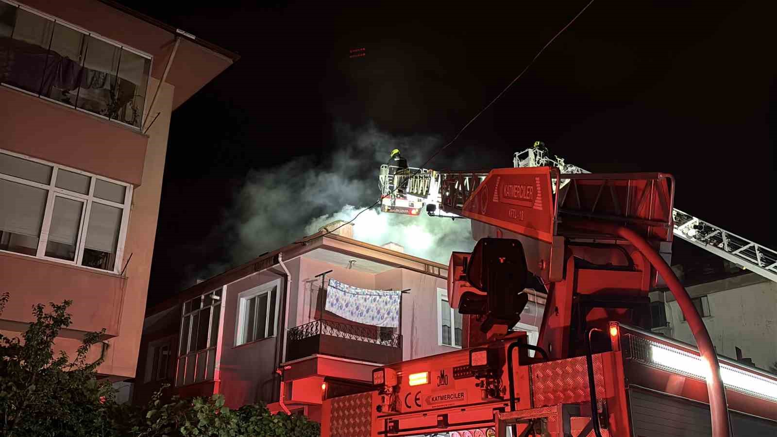 Bolu’da 3 katlı evin çatısı alev alev yandı: Mahalleli sokağa döküldü