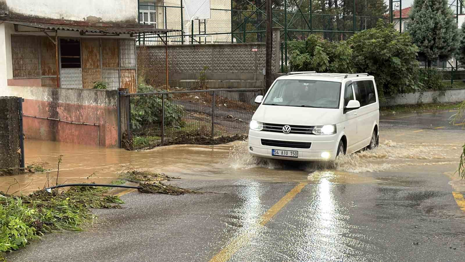 Sakarya’da sağanak hayatı felç etti: Otomobil suya gömüldü, evleri su bastı